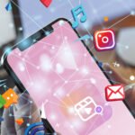 equipo profesional de agencia gestionando redes sociales para clientes desde la oficina