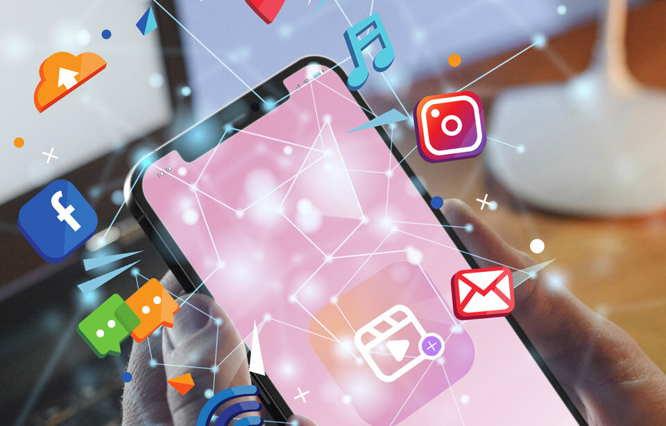 equipo profesional de agencia gestionando redes sociales para clientes desde la oficina