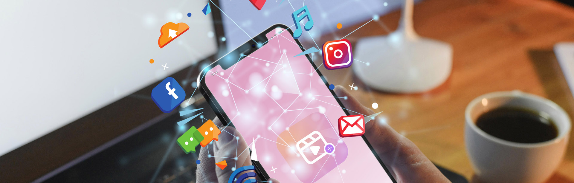 equipo profesional de agencia gestionando redes sociales para clientes desde la oficina